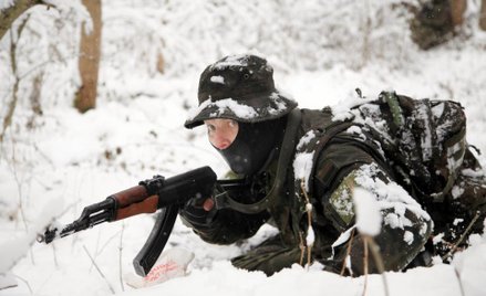 Ćwiczenia członków stowarzyszenia "Ruch na Rzecz Obrony Terytorialnej", styczeń 2015
