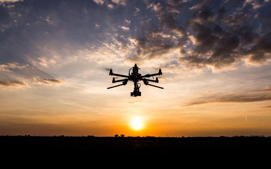 Coraz więcej dronów na niebie, ale barierą wciąż jest prawo
