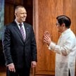 Prezydent RP Karol Nawrocki (C-L) i prezydent Filipin Ferdinand Marcos Jr. (C-P) podczas spotkania w