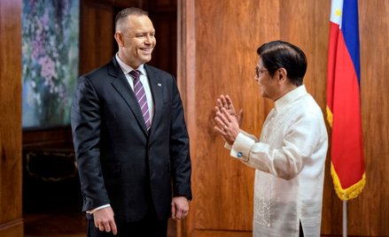 Prezydent RP Karol Nawrocki (C-L) i prezydent Filipin Ferdinand Marcos Jr. (C-P) podczas spotkania w
