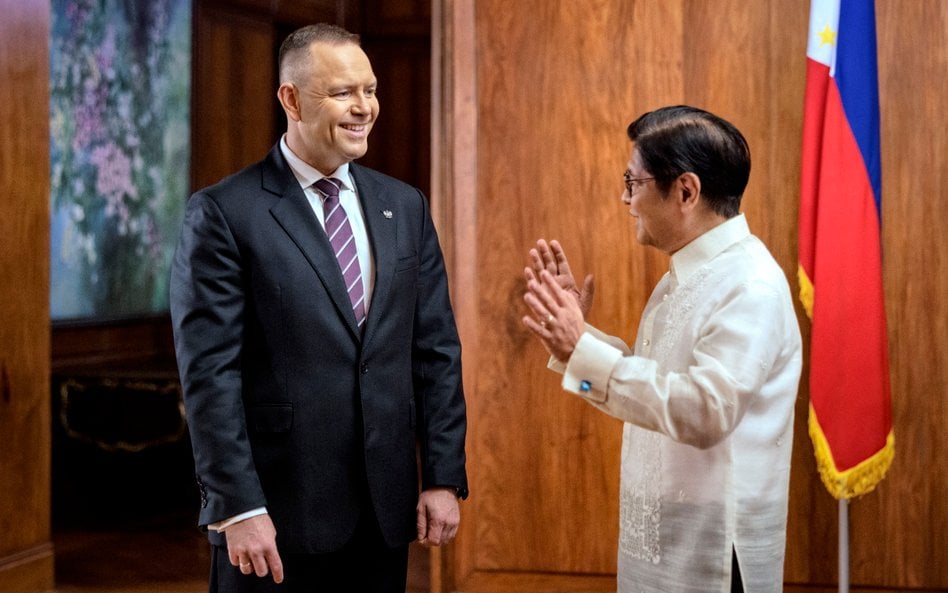 Prezydent RP Karol Nawrocki (C-L) i prezydent Filipin Ferdinand Marcos Jr. (C-P) podczas spotkania w