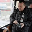 Sąd uznał, że w ramach przyznanych przez prawo przewozowe uprawnień kontroler nie staje się funkcjon