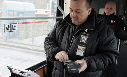 Sąd uznał, że w ramach przyznanych przez prawo przewozowe uprawnień kontroler nie staje się funkcjon