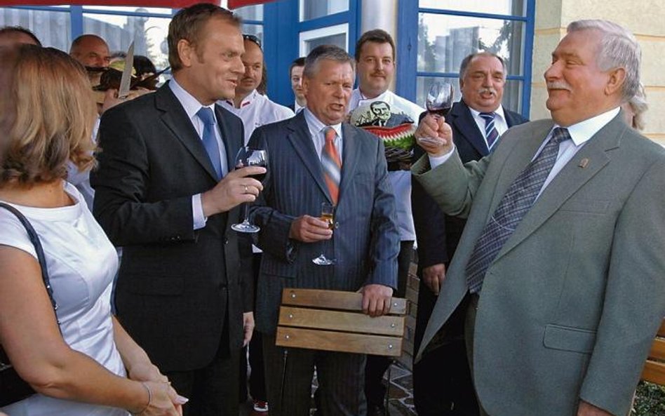 Premier Donald Tusk podarował Lechowi Wałęsie złote spinki do mankietów z wizerunkiem lwa