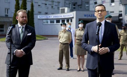 Były minister zdrowia Łukasz Szumowski i premier Mateusz Morawiecki. Według Onetu ten pierwszy jest 