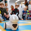 Robot uczy się wraz z dzieckiem i zdobywa za to punkty. Dziecko może natomiast nauczyć się od niego,