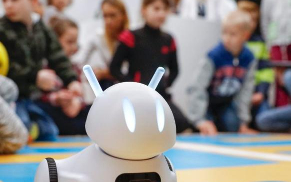 Robot uczy się wraz z dzieckiem i zdobywa za to punkty. Dziecko może natomiast nauczyć się od niego,