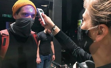 Bartosz Buława mierzy temperaturę przed emisją „Beniowskiego”