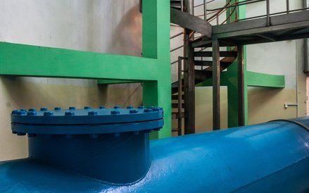 Schody prowadzące na poziom tunelu łączącego teren wodociągu z Grubą Kaśką i przewody tłoczne, który