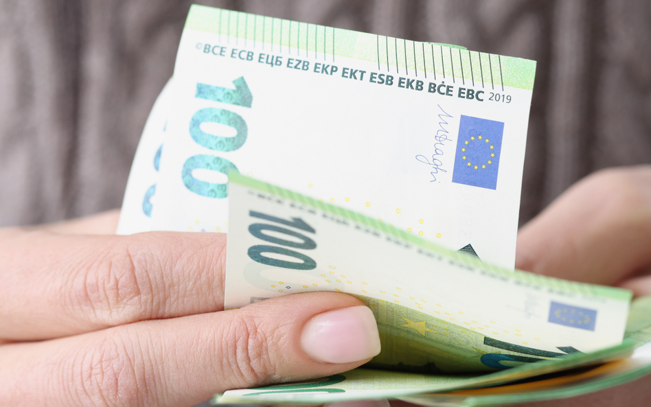 Zagraniczna pensja do polskiego banku. Czy to się opłaca?