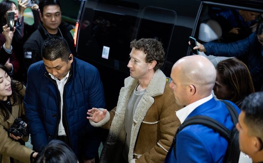 Mark Zuckerberg w lutym tego roku w Korei Południowej. Uwagę obserwatorów już wtedy zwrócił stylowy 