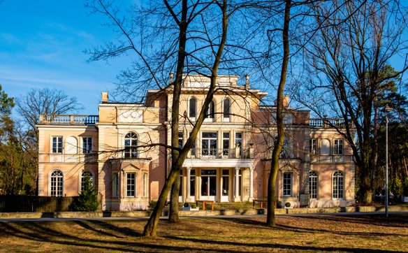 Zabytkowy budynek Casino Palace Konstancin w stylu neoklasycystycznym