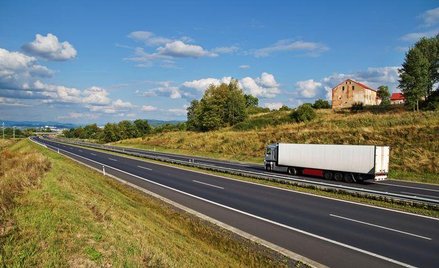 Hałas przy ruchliwej drodze: zamiast ekranów okna dźwiękoszczelne