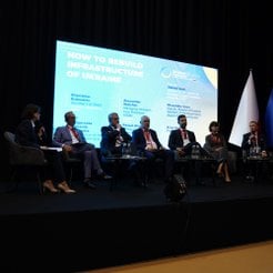 Uczestnicy panelu „Polskie doświadczenia w realizacji projektów infrastruktury drogowej i kolejowej”