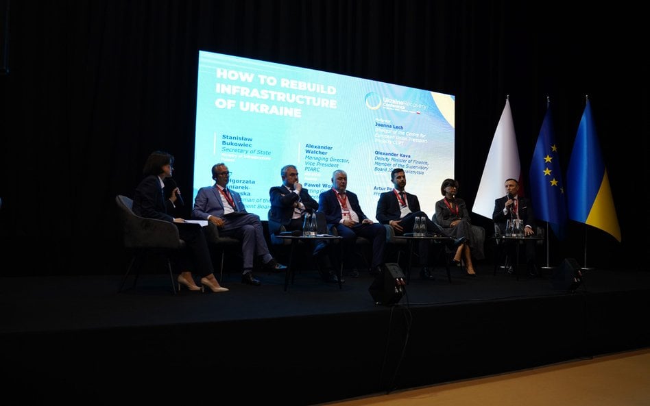 Uczestnicy panelu „Polskie doświadczenia w realizacji projektów infrastruktury drogowej i kolejowej”