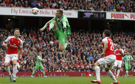 Duński napastnik Wolfsburga Nicklas Bendtner podczas meczu towarzyskiego piłki nożnej pomiędzy Arsen