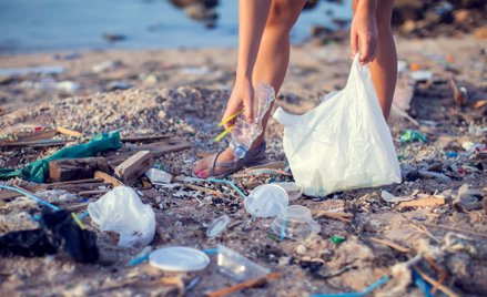 Plastikowe jednorazówki. W ankiecie „ludzie na świecie pokazali, czego chcą”