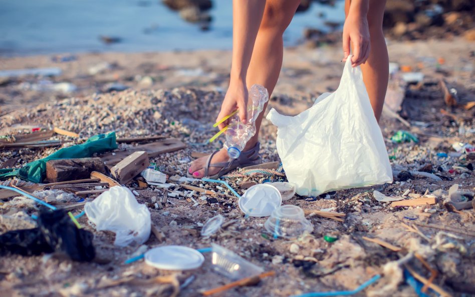 Plastikowe jednorazówki. W ankiecie „ludzie na świecie pokazali, czego chcą”