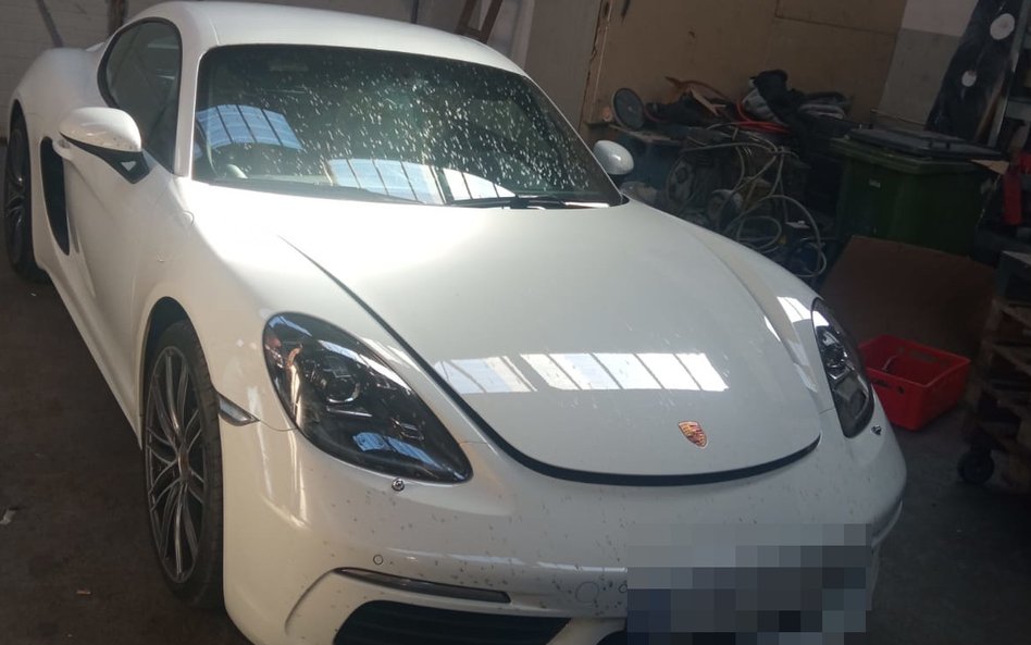 Policjanci odnaleźli skradzione auto ponad 100 km od Warszawy. Do kradzieży doszło na terenie stolic