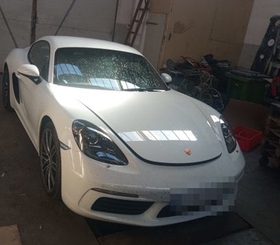 Policjanci odnaleźli skradzione auto ponad 100 km od Warszawy. Do kradzieży doszło na terenie stolic