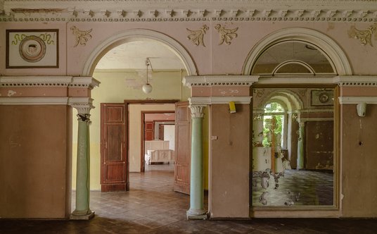 Wnętrza zamku w Domanicach.