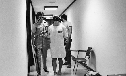 Upokarzające stroje, pałki, kule u nóg – uczestnicy eksperymentu Zimbardo stworzyli taki świat w cią