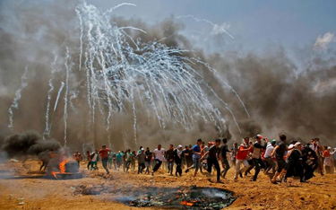 Izraelskie siły bezpieczeństwa rozpędzały Palestyńczyków salwami gazu łzawiącego, z broni gładkolufo
