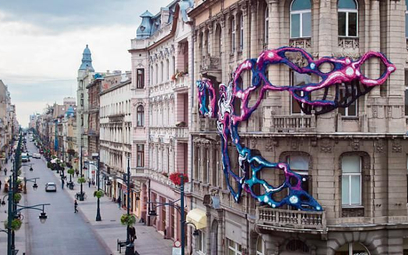 „Hyperbolic”, instalacja amerykańskiej artystki  Crystal Wagner, oplotła jeden  z budynków przy ul. 