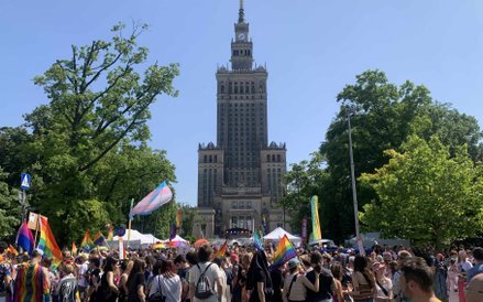 Uczestnicy Parady Równości zgromadzeni przed Pałacem Kultury i Nauki