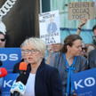 Sędzia Beata Morawiec (w środku) przed siedzibą Sądu Najwyższego w Warszawie. Izba Dyscyplinarna SN 