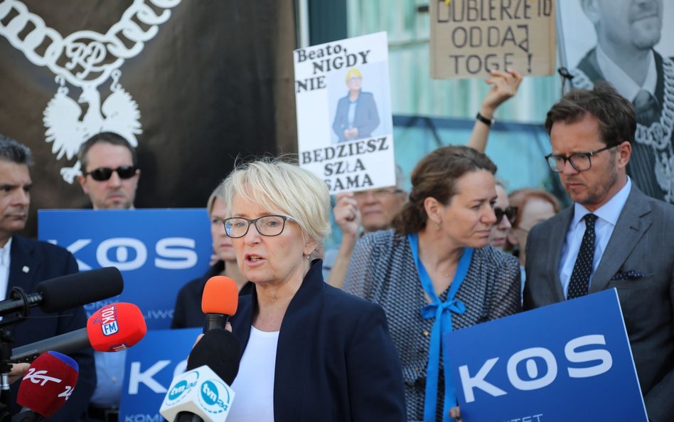 Sędzia Beata Morawiec (w środku) przed siedzibą Sądu Najwyższego w Warszawie.