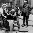 Wielka prohibicja. Nielegalny alkohol trafia do ścieku.
