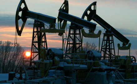 Czarne złoto nie było tak tanie od niemal czterech lat. ?W poniedziałek notowania przebiły kolejne d