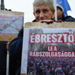 Protest w Budapeszcie. Jeden z demonstrantów z plakatem: Obudźcie się! Zatrzymajcie niewolnictwo