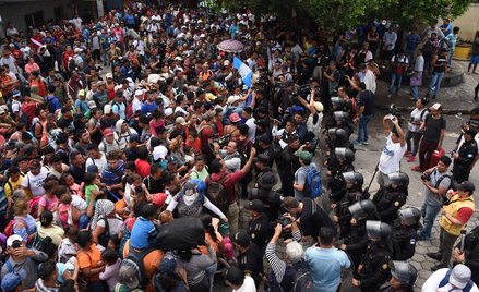 Tłum migrantów idzie do USA. Meksyk spróbuje ich zatrzymać