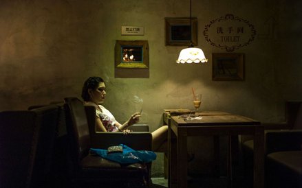 27 maja, Pekin. Kobieta jeszcze legalnie pali w barze papierosa. Od 1 czerwca władze stolicy Chin wp