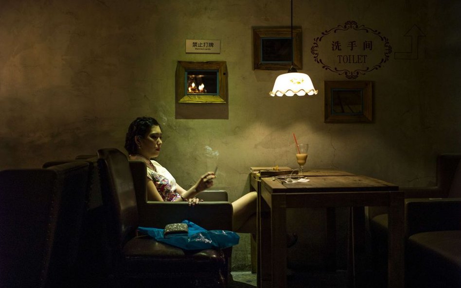 27 maja, Pekin. Kobieta jeszcze legalnie pali w barze papierosa. Od 1 czerwca władze stolicy Chin wp