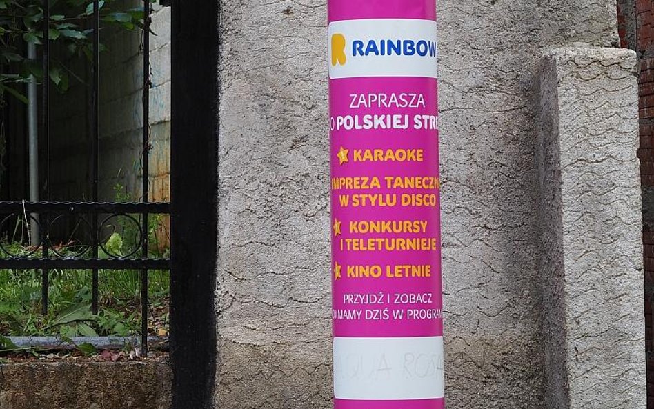 Rainbow rozwiesił we wsi reklamy działającej w Kokkino Nero Polskiej Strefy