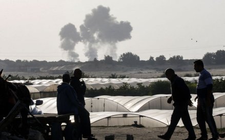 Palestyńczycy obserwujący dym wznoszący się po ataku powietrznym na Chan Junus