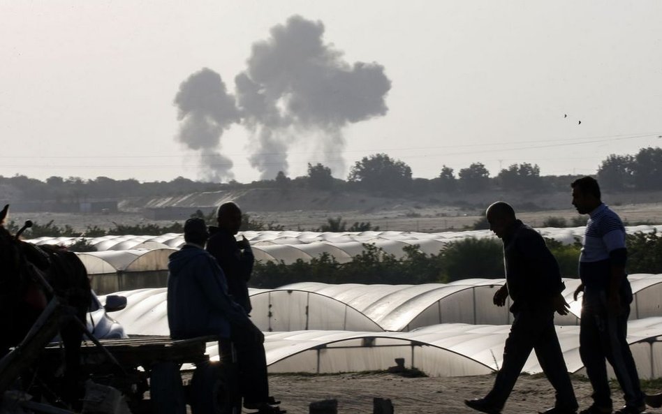 Palestyńczycy obserwujący dym wznoszący się po ataku powietrznym na Chan Junus