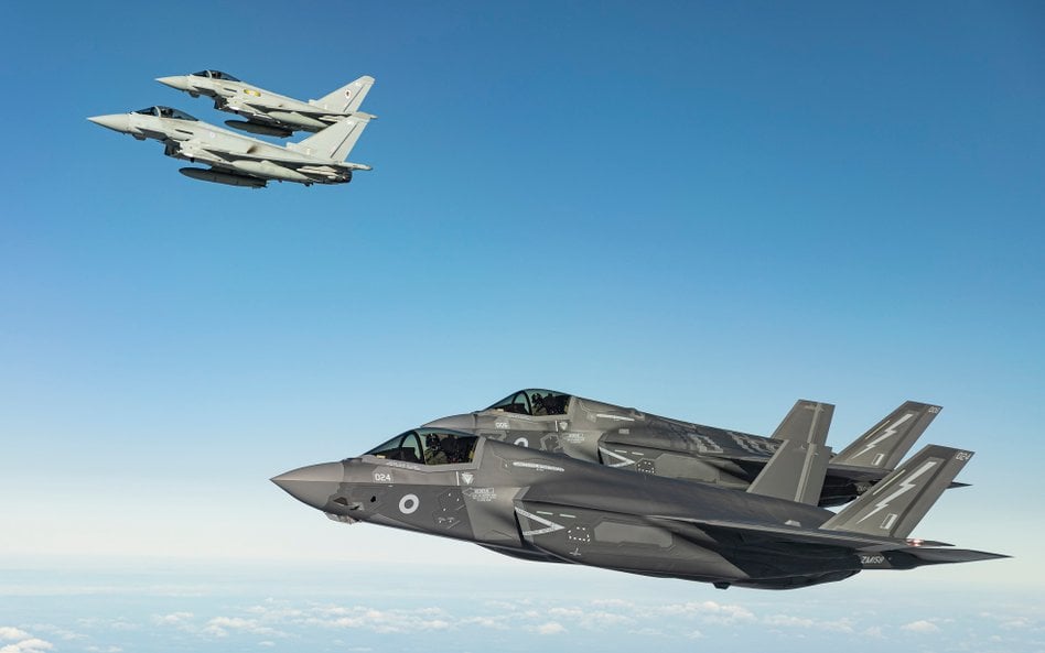 Wspólny patrol brytyjskich F-35B i Typhoonów nad Europą Środkową.