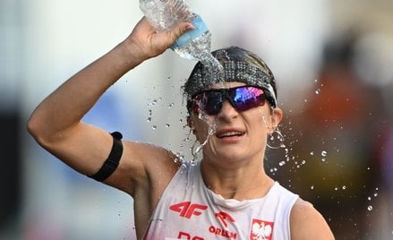 Katarzyna Zdziebło na trasie maratonu w chodzie sportowym