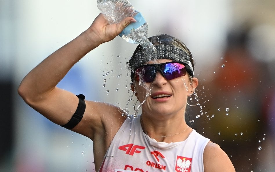 Katarzyna Zdziebło na trasie maratonu w chodzie sportowym