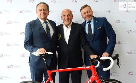 W podpisaniu umowy o współpracy reklamowej udział wzięli Czesław Lang (w środku), Andrzej Gut-Mostow