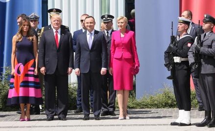 Pary prezydenckie na Placu Krasińskich przed przemówieniem Donalda Trumpa.