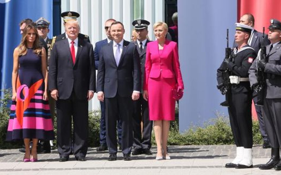 Pary prezydenckie na Placu Krasińskich przed przemówieniem Donalda Trumpa.