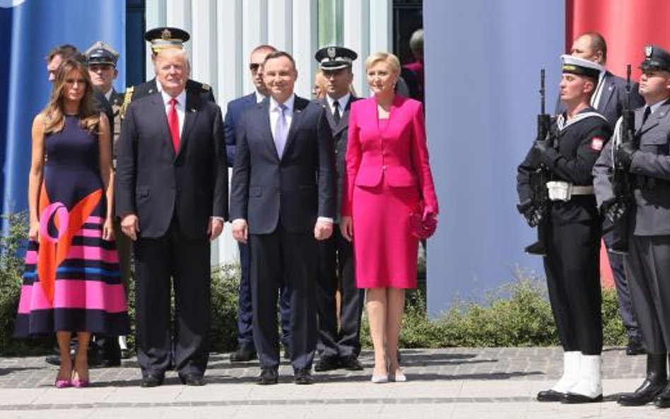 Pary prezydenckie na Placu Krasińskich przed przemówieniem Donalda Trumpa.