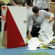 PiS prawie zrównał się z PO