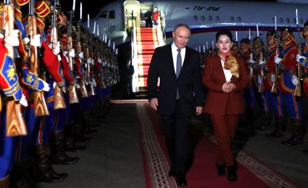 Prezydent Rosji Władimir Putin witany na lotnisku w Ułan Bator, stolicy Mongolii