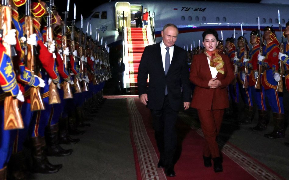 Prezydent Rosji Władimir Putin witany na lotnisku w Ułan Bator, stolicy Mongolii